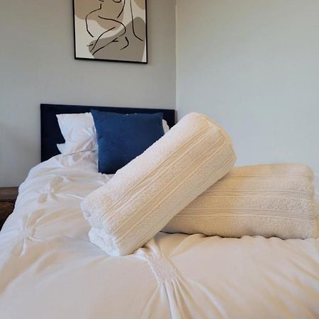 4-Bedroom Home Near Ema, Sleeps 6 Касъл Донингтън Екстериор снимка