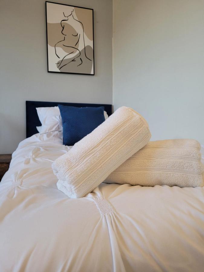 4-Bedroom Home Near Ema, Sleeps 6 Касъл Донингтън Екстериор снимка