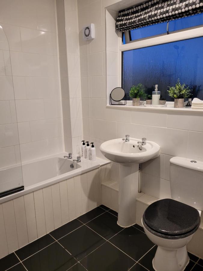 4-Bedroom Home Near Ema, Sleeps 6 Касъл Донингтън Екстериор снимка